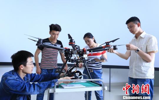 图为，山东师范大学学生在进行创新研究。　山东师范大学供图 摄
