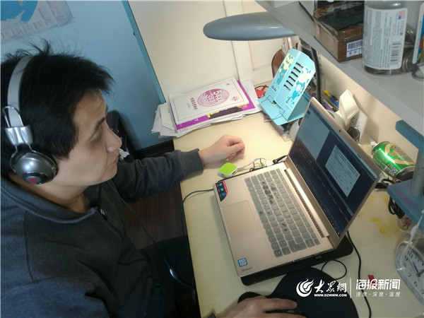 老师们在录播室、家中精心制作课程