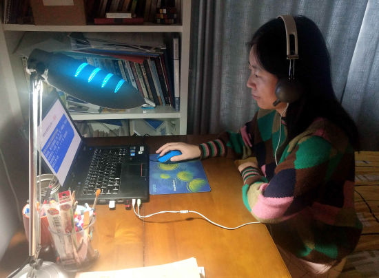图为老师在家中为学生录课。 